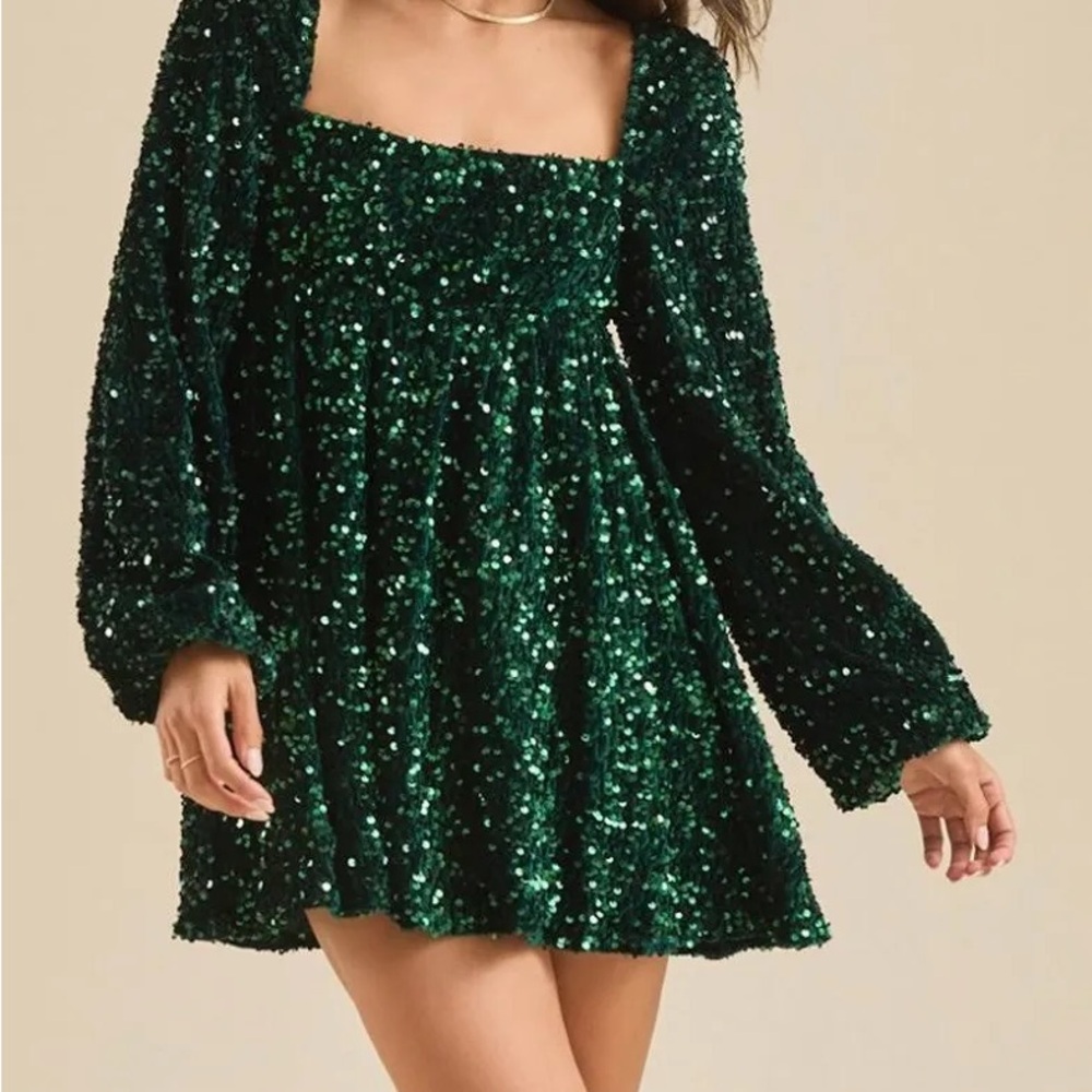 Beautiful green dress with sequins! So elegant